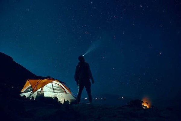 Quel est le matériel indispensable pour faire du camping ? Les 5 éléments clés à ne pas oublier.