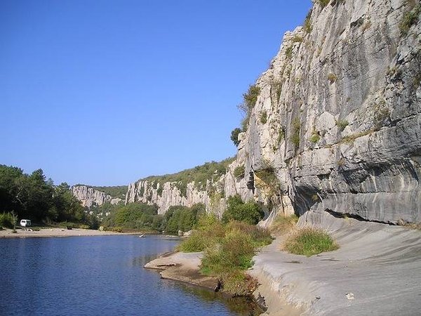 Quel est le site officiel du camping en Ardèche Aluna Vacances et comment le contacter ?