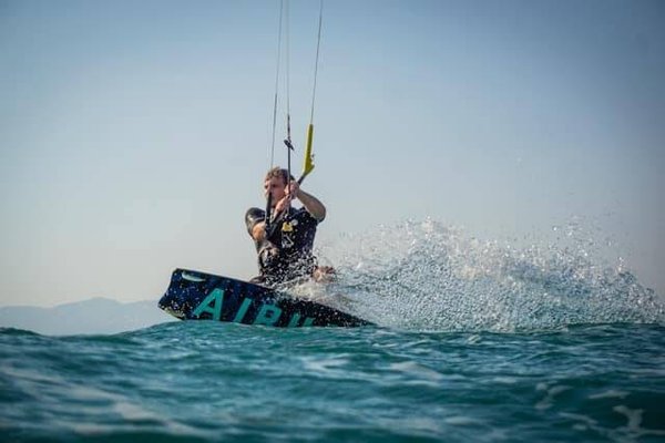 Votre guide complet pour le kitesurf à Giens : Spots, Écoles et Conseils Pratiques